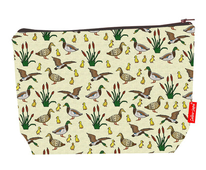 Premium ducks wash bag with practical 29cm size and vibrant HD print